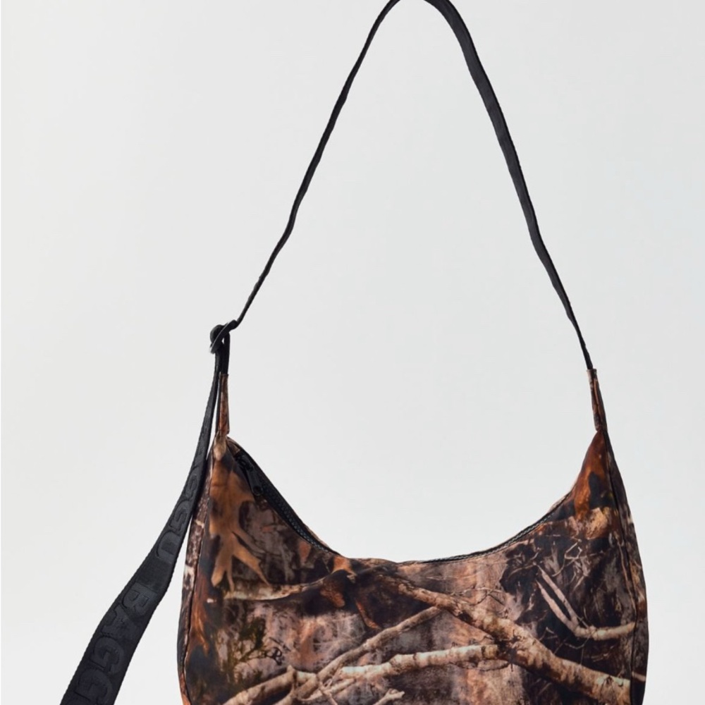 BAGGU Medium Nylon Crescent Bag in Camo (Photo Forest)
